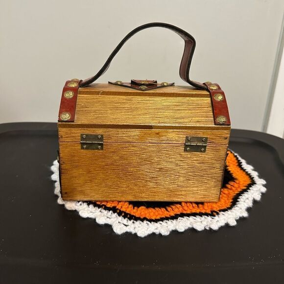 "TREASURE CHEST" VINTAGE 1950'S WOODEN & VINYL BOX BAG - Picture 7 of 9